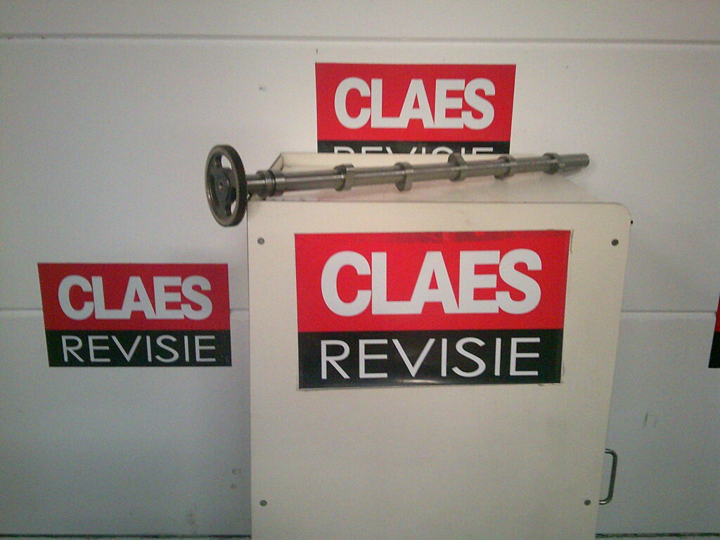 Nieuwe nokkenas Mercedes A9360501001. Complete nokkenas met tandwiel voor Mercedes OM936.